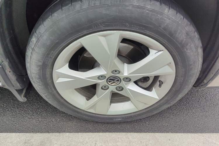 Used Volkswagen Bora 2013 1.6L Automatic Comfort Model Right Front Wheel Hub