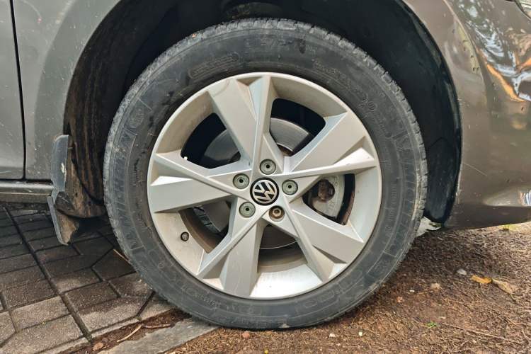 Used Volkswagen Bora 2013 1.6L Manual Comfort Model Right Front Wheel Hub