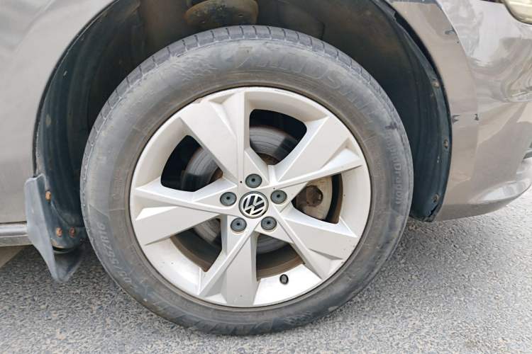 Used Volkswagen Bora 2013 1.6L Manual Comfort Model Right Front Wheel Hub
