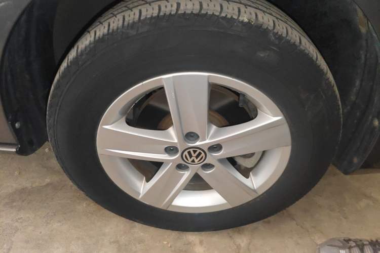 Used Volkswagen Bora 2013 1.6L Automatic Fashion Model Right Front Wheel Hub