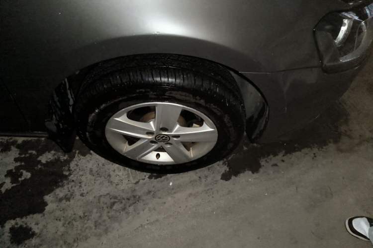 Used Volkswagen Bora 2013 1.6L Manual Fashion Edition Right Front Wheel Hub