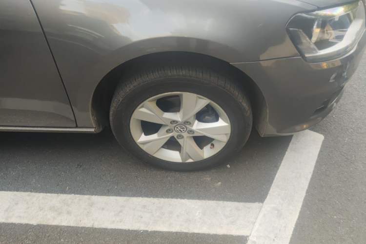 Used Volkswagen Bora 2013 1.6L Automatic Comfort Model Right Front Wheel Hub