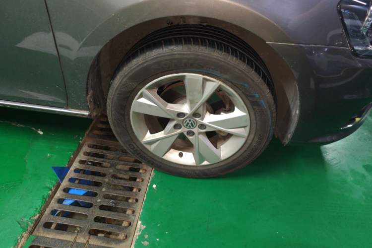Used Volkswagen Bora 2013 1.6L Automatic Comfort Model Right Front Wheel Hub