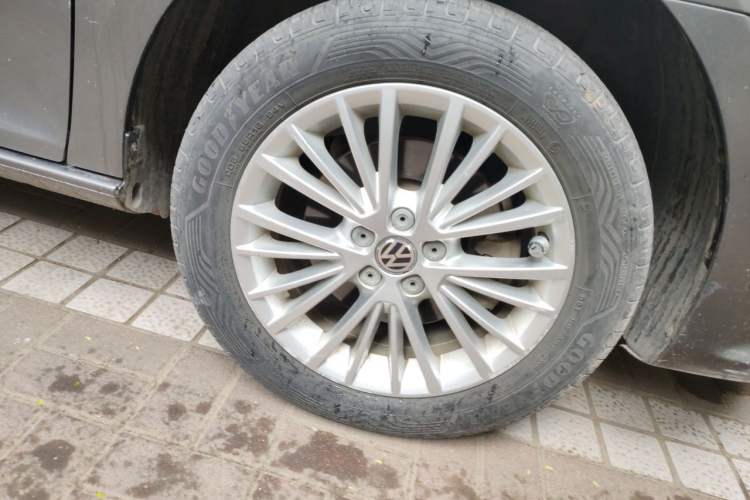 Used Volkswagen Bora 2013 1.6L Automatic Luxury Model Right Front Wheel Hub