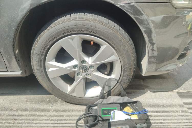 Used Volkswagen Bora 2013 1.6L Automatic Comfort Model Right Front Wheel Hub