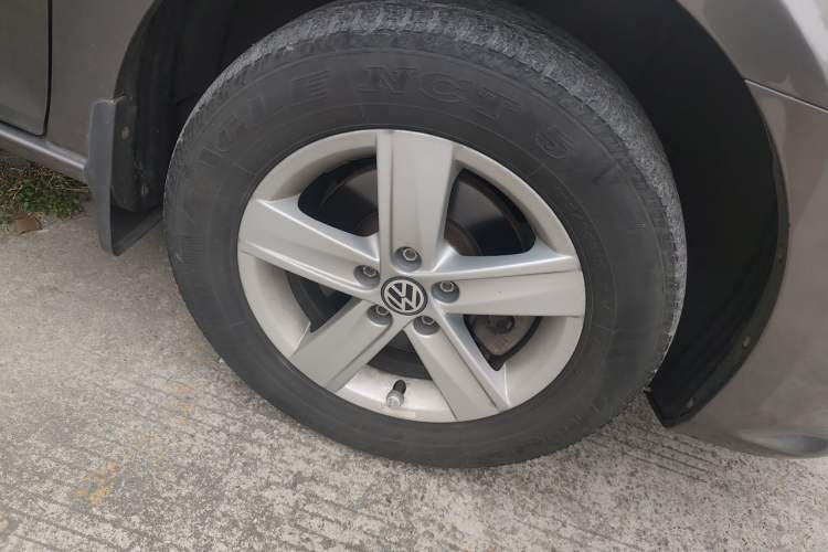 Used Volkswagen Bora 2013 1.6L Manual Fashion Edition Right Front Wheel Hub