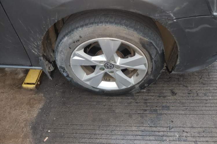 Used Volkswagen Bora 2013 1.4T Automatic Comfort Model Right Front Wheel Hub