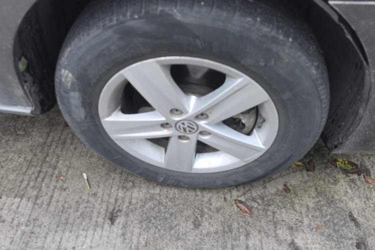 Used Volkswagen Bora 2013 1.6L Automatic Fashion Model Right Front Wheel Hub