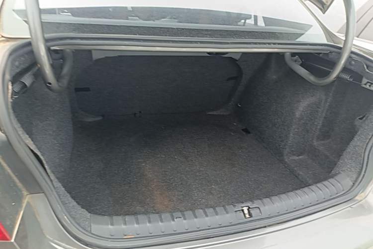 Used Volkswagen Bora 2013 1.6L Manual Fashion Edition Trunk