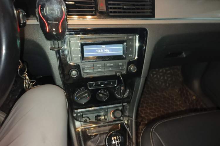 Used Volkswagen Bora 2013 1.6L Manual Comfort Model Audio And AC Panel
