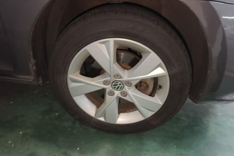 Used Volkswagen Bora 2013 1.6L Manual Comfort Model Right Front Wheel Hub