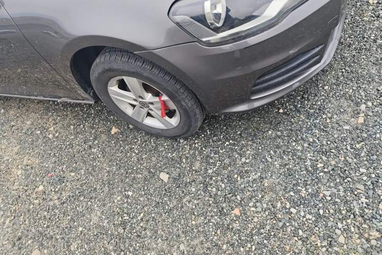 Used Volkswagen Bora 2013 1.6L Manual Fashion Edition Right Front Wheel Hub