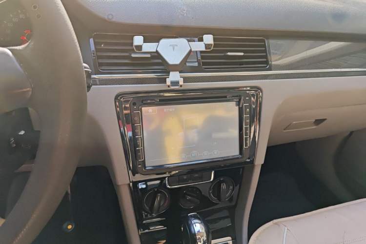 Used Volkswagen Bora 2013 1.6L Automatic Fashion Model Audio And AC Panel