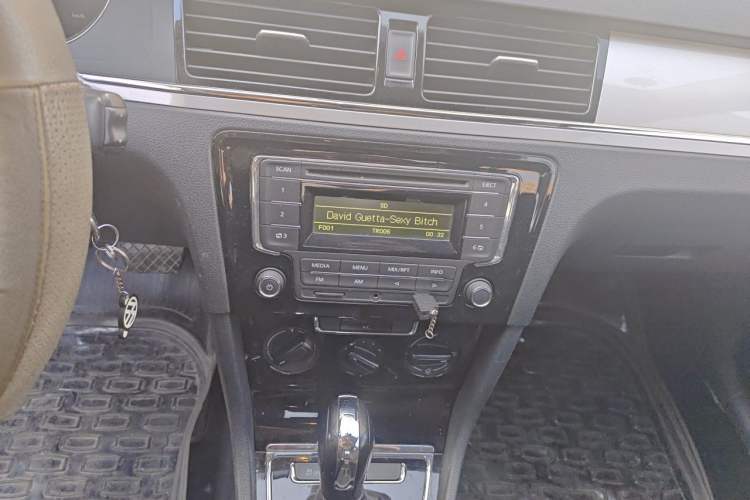 Used Volkswagen Bora 2013 1.6L Automatic Fashion Model Audio And AC Panel