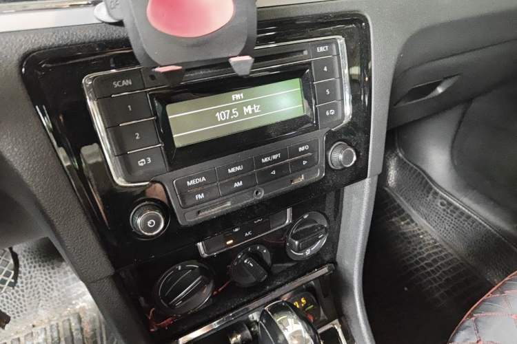 Used Volkswagen Bora 2013 1.6L Automatic Fashion Model Audio And AC Panel