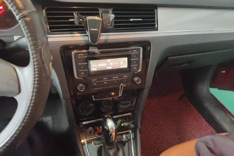 Used Volkswagen Bora 2013 1.6L Automatic Fashion Model Audio And AC Panel