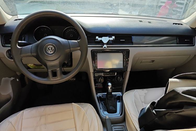Used Volkswagen Bora 2013 1.6L Automatic Fashion Model Center Console