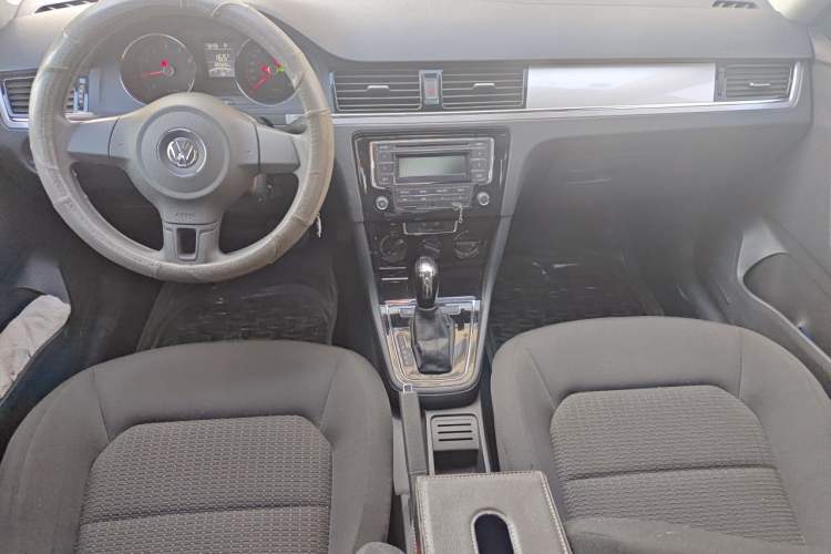 Used Volkswagen Bora 2013 1.6L Automatic Fashion Model Center Console