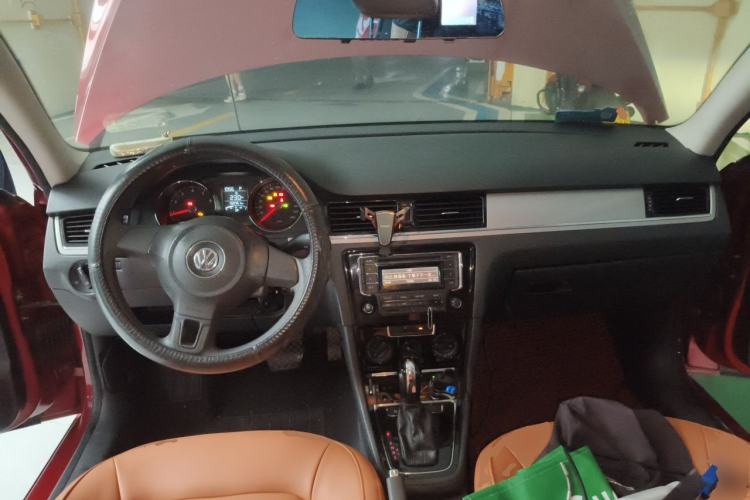 Used Volkswagen Bora 2013 1.6L Automatic Fashion Model Center Console