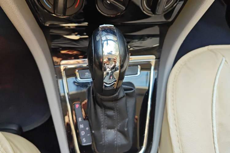 Used Volkswagen Bora 2013 1.6L Automatic Fashion Model Gear Lever