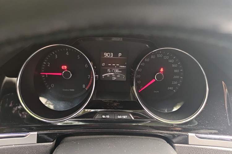 Used Volkswagen Bora 2013 1.4T Automatic Comfort Model Odometer Close Up