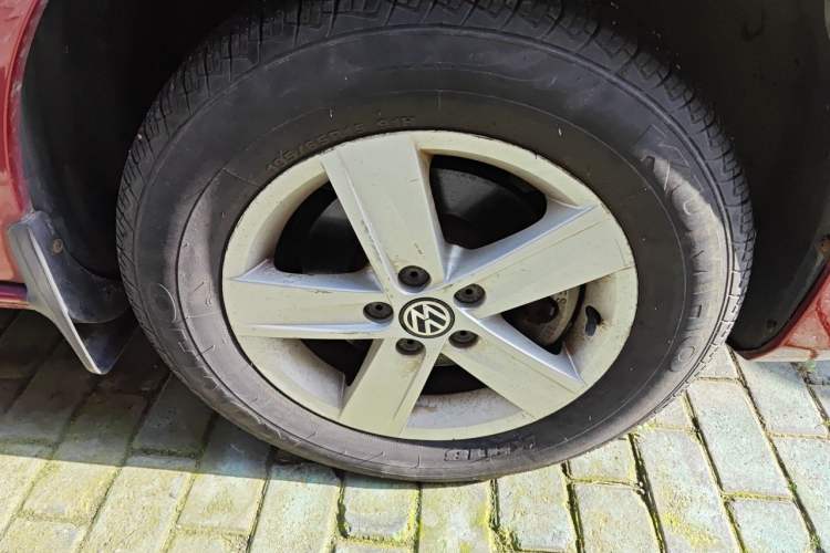 Used Volkswagen Bora 2013 1.6L Automatic Fashion Model Right Front Wheel Hub