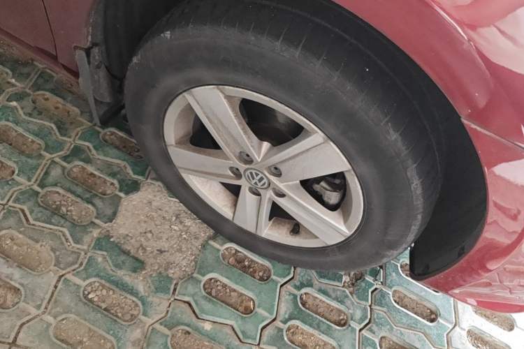 Used Volkswagen Bora 2013 1.6L Automatic Fashion Model Right Front Wheel Hub