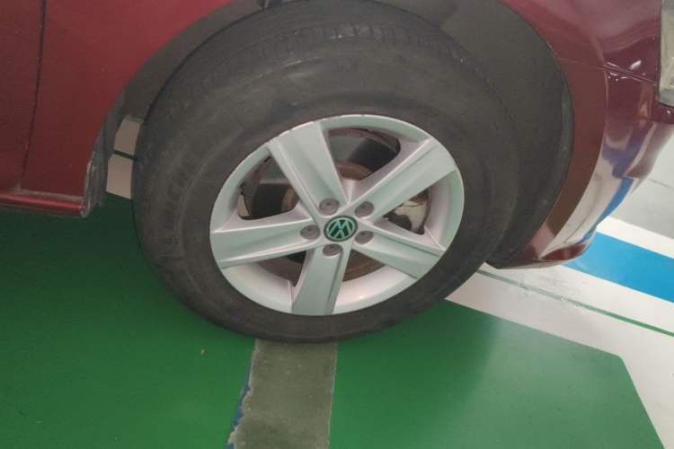 Used Volkswagen Bora 2013 1.6L Automatic Fashion Model Right Front Wheel Hub