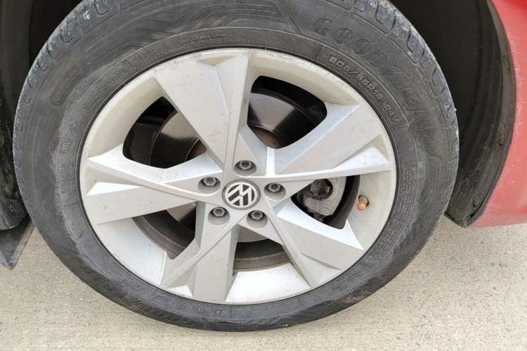 Used Volkswagen Bora 2013 1.4T Automatic Comfort Model Right Front Wheel Hub
