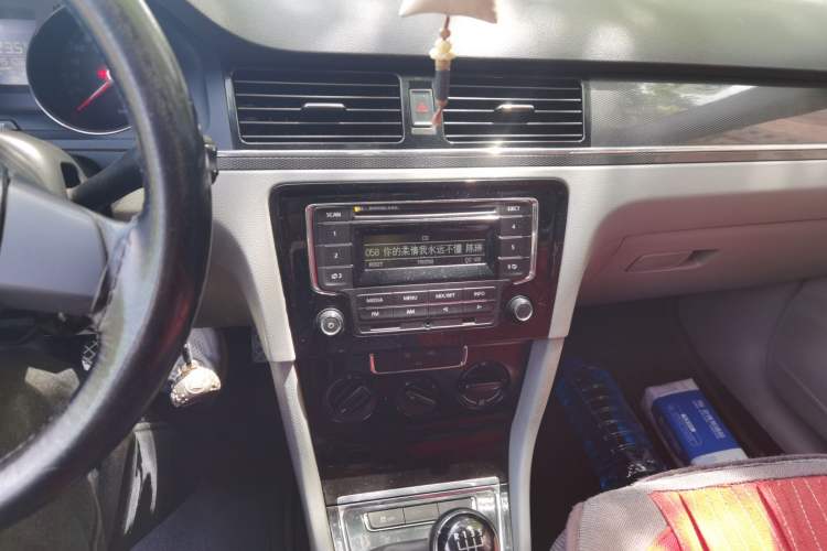 Used Volkswagen Bora 2013 1.6L Manual Fashion Edition Audio And AC Panel
