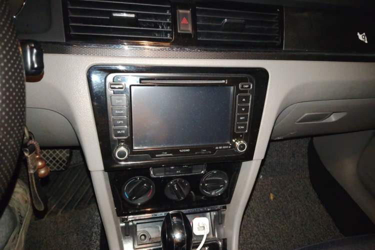 Used Volkswagen Bora 2013 1.6L Automatic Fashion Model Audio And AC Panel