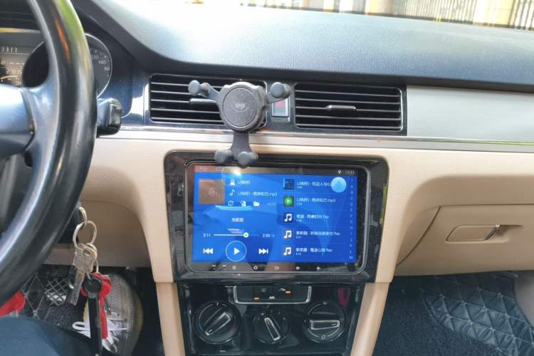Used Volkswagen Bora 2013 1.6L Manual Comfort Model Audio And AC Panel