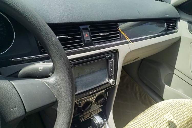 Used Volkswagen Bora 2013 1.6L Automatic Fashion Model Audio And AC Panel