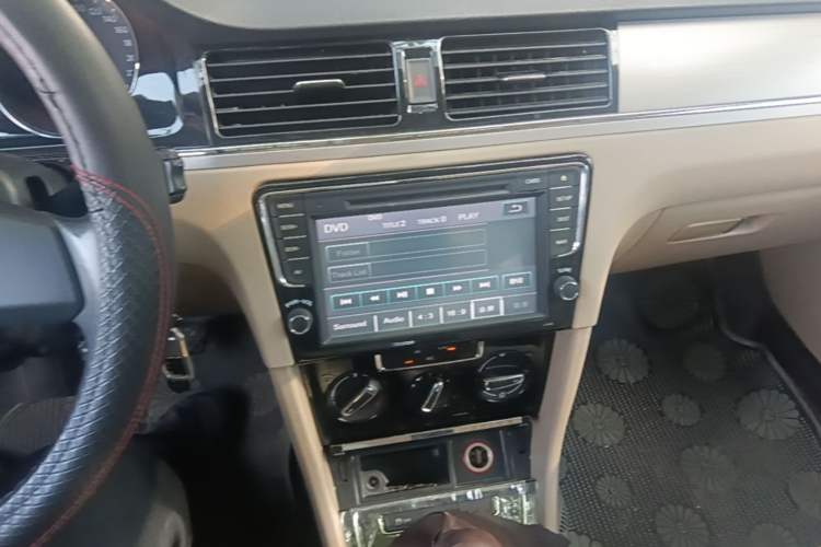 Used Volkswagen Bora 2013 1.6L Manual Comfort Model Audio And AC Panel