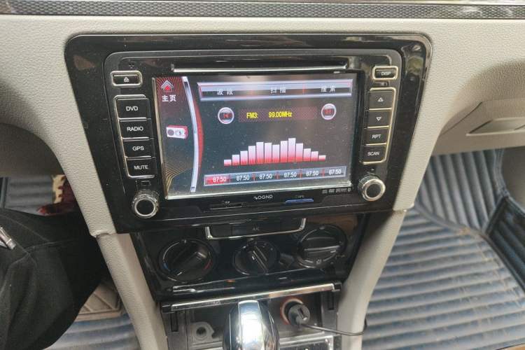 Used Volkswagen Bora 2013 1.6L Automatic Fashion Model Audio And AC Panel