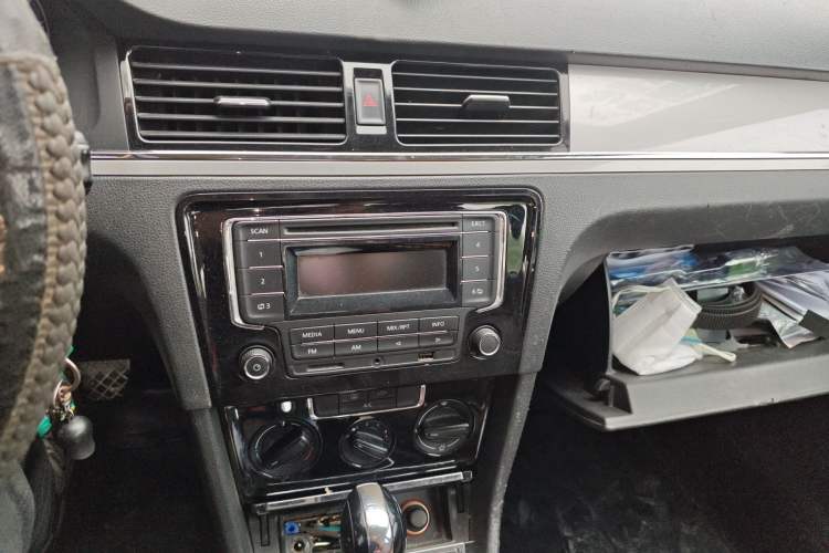 Used Volkswagen Bora 2013 1.6L Automatic Fashion Model Audio And AC Panel
