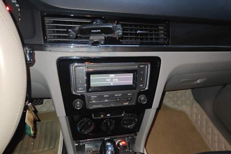 Used Volkswagen Bora 2013 1.6L Automatic Fashion Model Audio And AC Panel