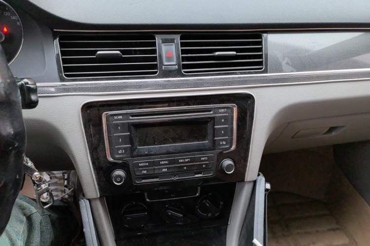 Used Volkswagen Bora 2013 1.6L Manual Fashion Edition Audio And AC Panel
