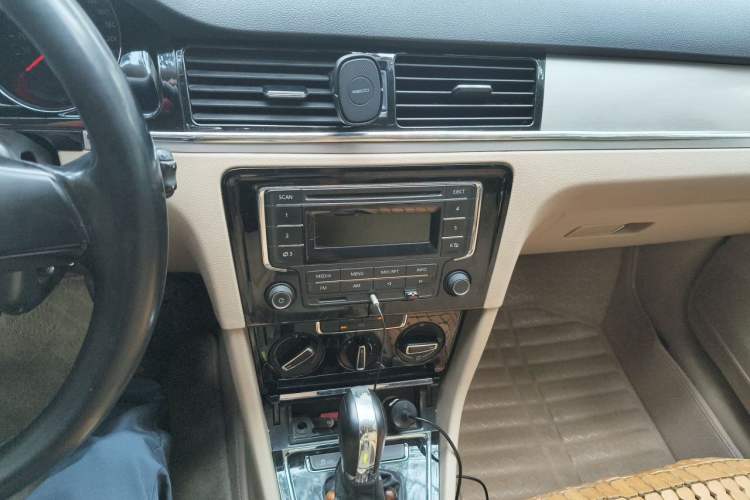 Used Volkswagen Bora 2013 1.6L Automatic Comfort Model Audio And AC Panel