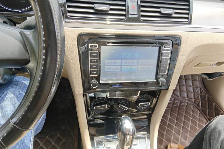 Used Volkswagen Bora 2013 1.6L Automatic Comfort Model Audio And AC Panel
