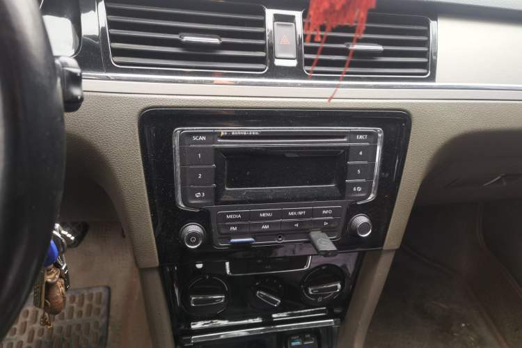 Used Volkswagen Bora 2013 1.6L Manual Comfort Model Audio And AC Panel