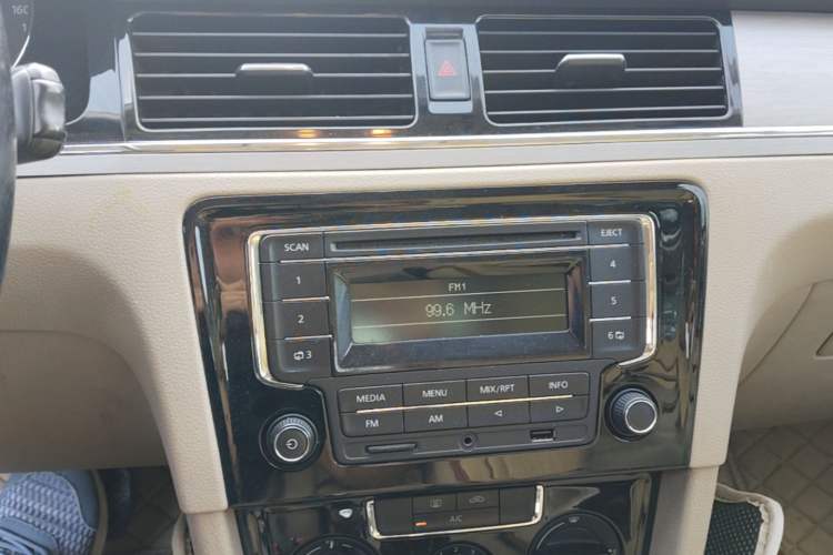Used Volkswagen Bora 2013 1.6L Automatic Comfort Model Audio And AC Panel