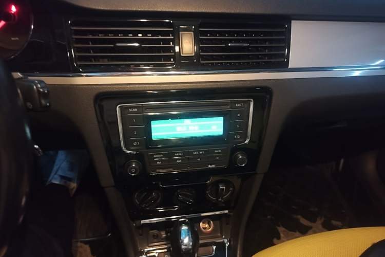 Used Volkswagen Bora 2013 1.6L Automatic Comfort Model Audio And AC Panel