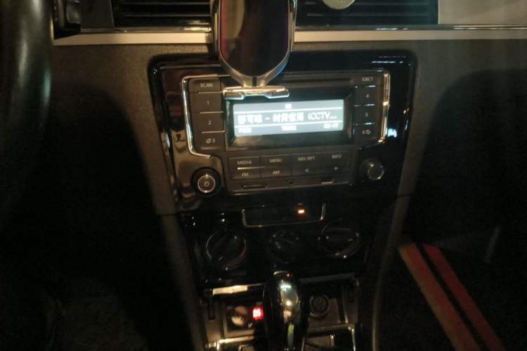 Used Volkswagen Bora 2013 1.6L Automatic Fashion Model Audio And AC Panel