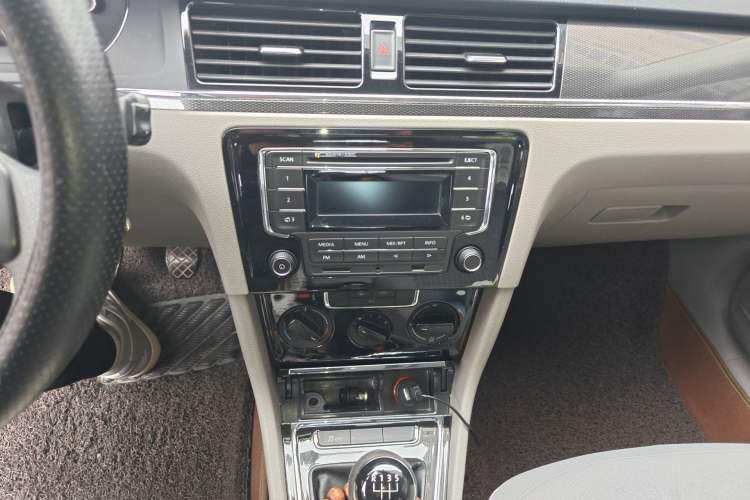 Used Volkswagen Bora 2013 1.6L Manual Fashion Edition Audio And AC Panel