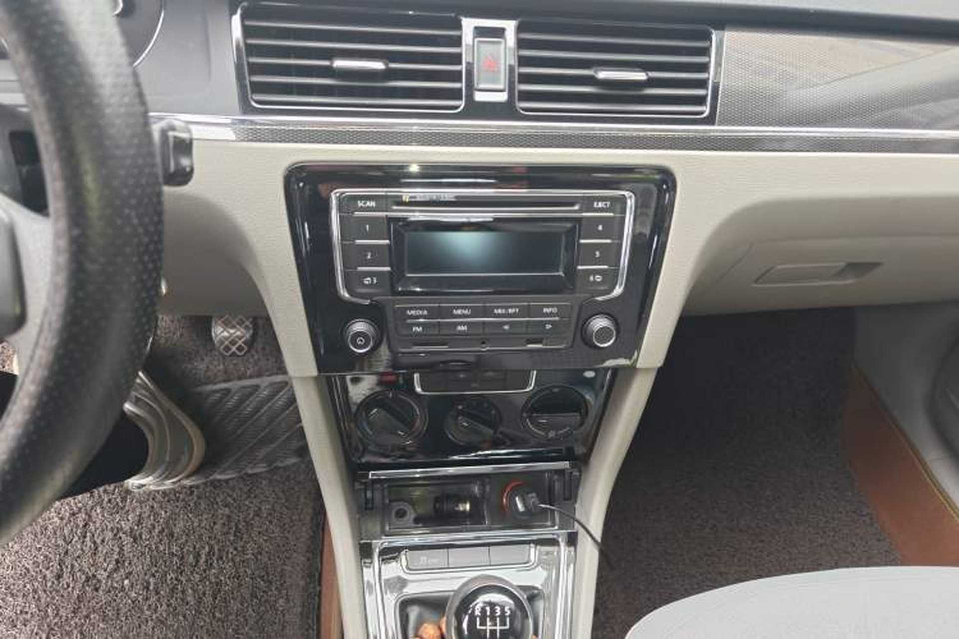 Used Volkswagen Bora 2013 1.6L Manual Fashion Edition Audio And AC Panel