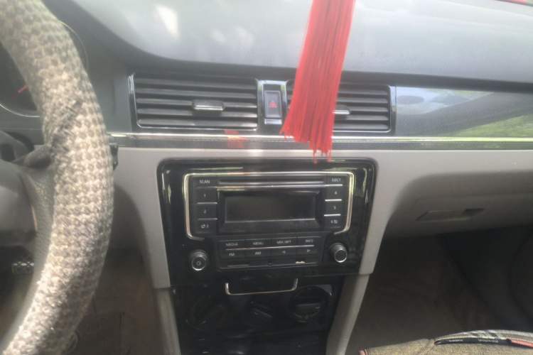 Used Volkswagen Bora 2013 1.6L Manual Fashion Edition Audio And AC Panel