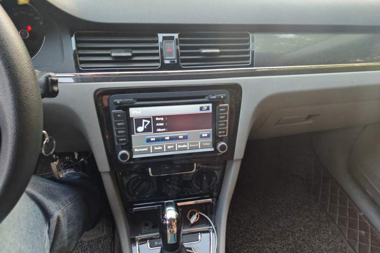Used Volkswagen Bora 2013 1.6L Automatic Fashion Model Audio And AC Panel