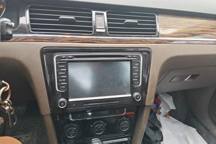 Used Volkswagen Bora 2013 1.4T Automatic Luxury Model Audio And AC Panel