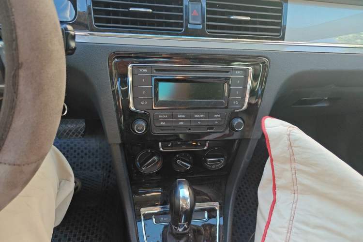 Used Volkswagen Bora 2013 1.6L Automatic Comfort Model Audio And AC Panel